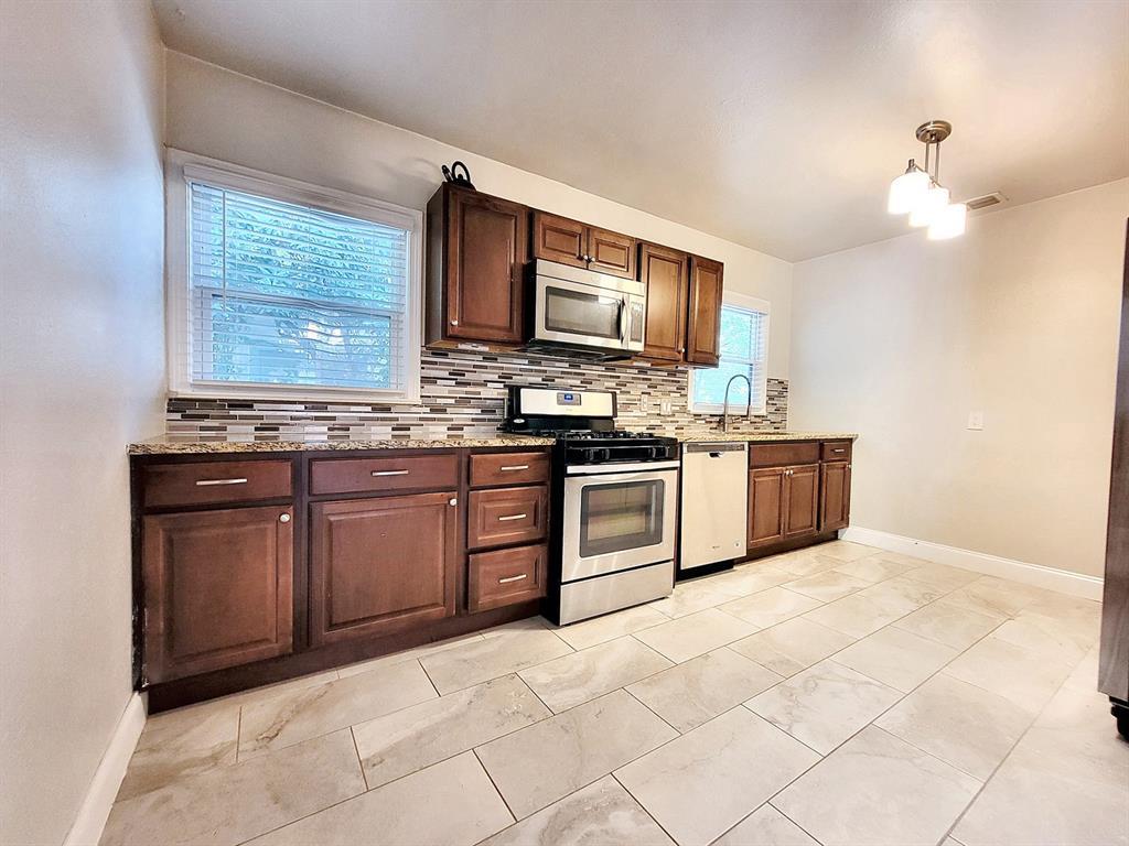 1009 E 38 1/2 St #b Property Photo 5