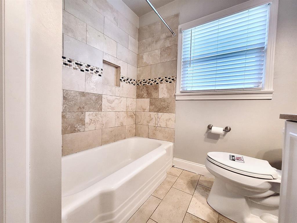 1009 E 38 1/2 St #b Property Photo 9