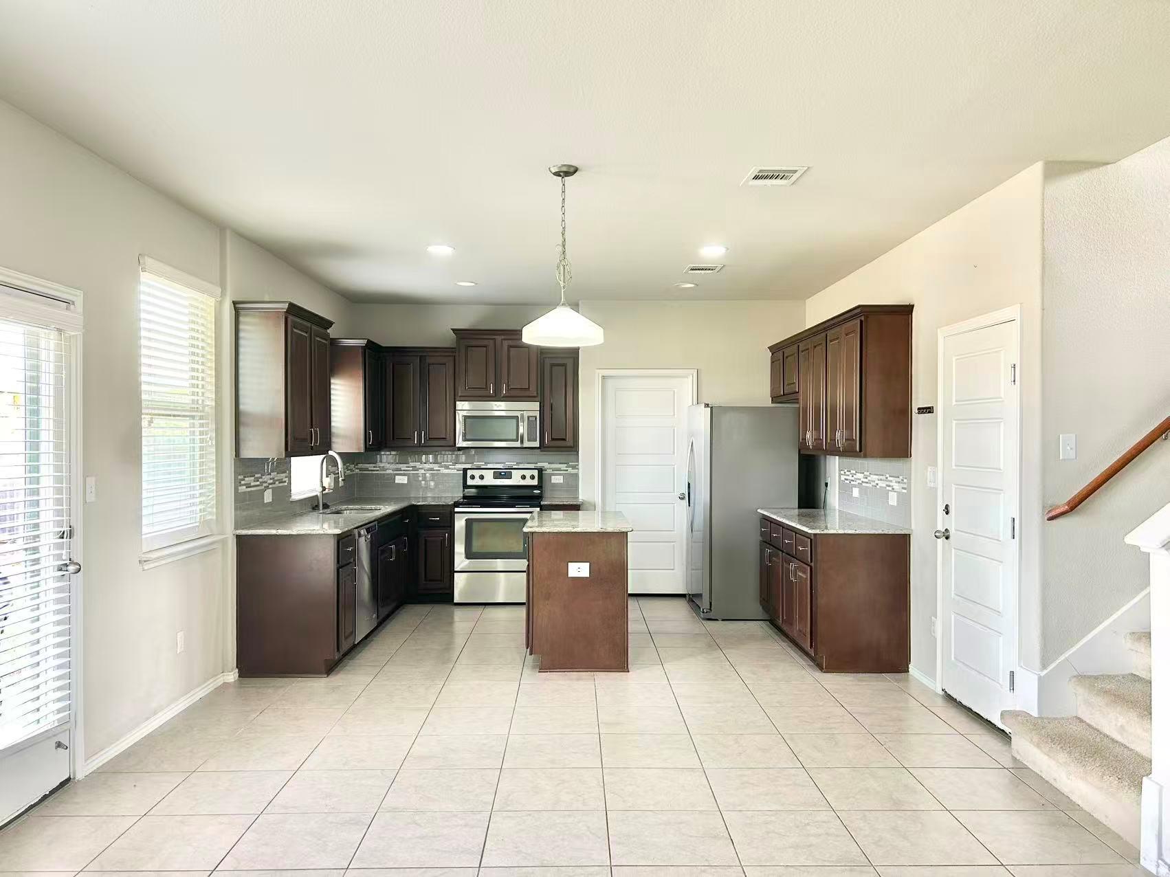 17612 Bridgefarmer Blvd Property Photo 4