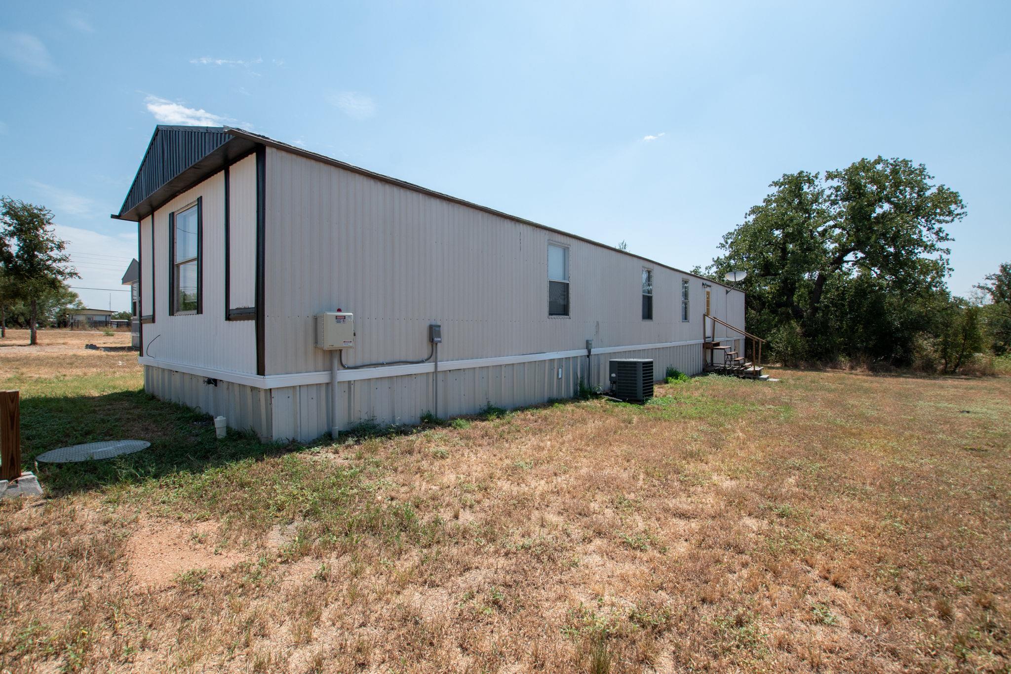 915 Austin St Property Photo 4