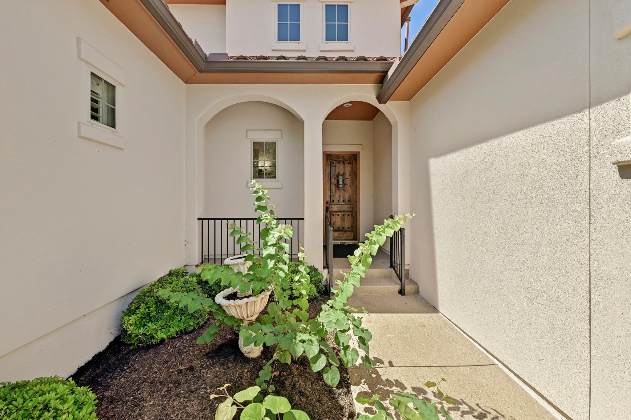 228 Cimarron Hills Trl E Property Photo 5