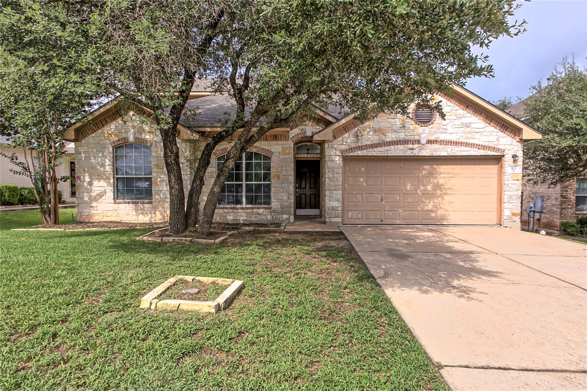 313 Olmos Dr Property Photo 1