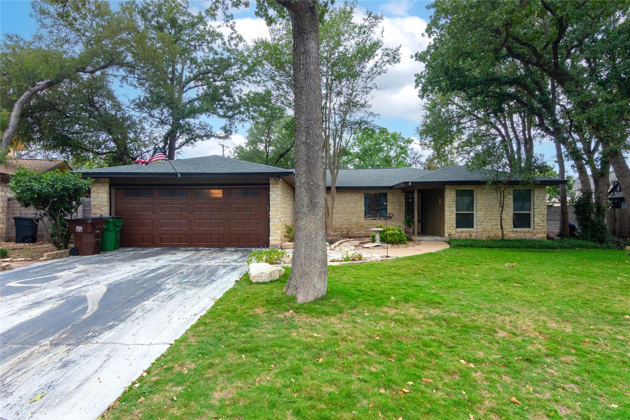 1810 Hermitage Dr Property Photo 2
