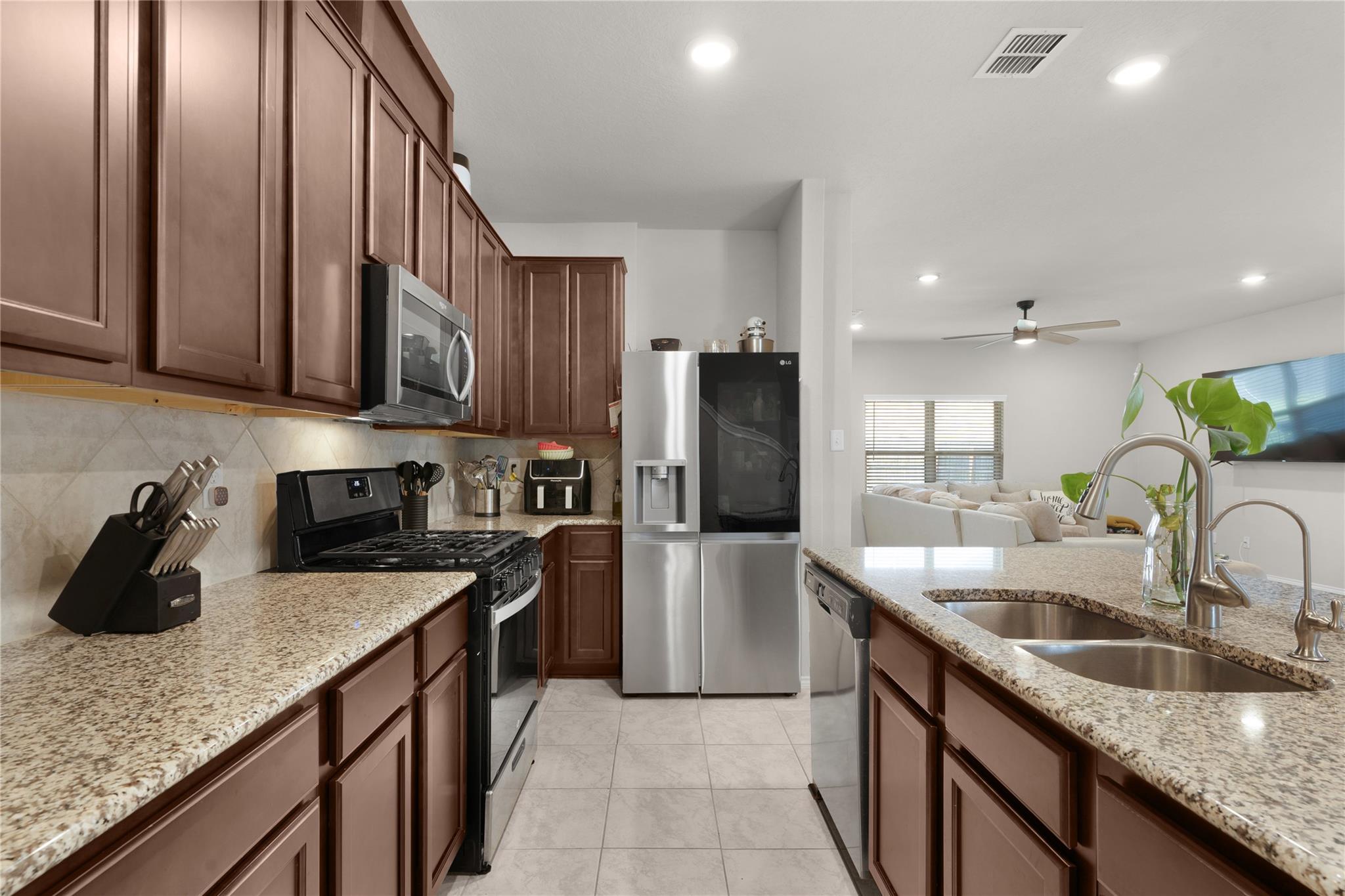 1027 Slight St Property Photo 7
