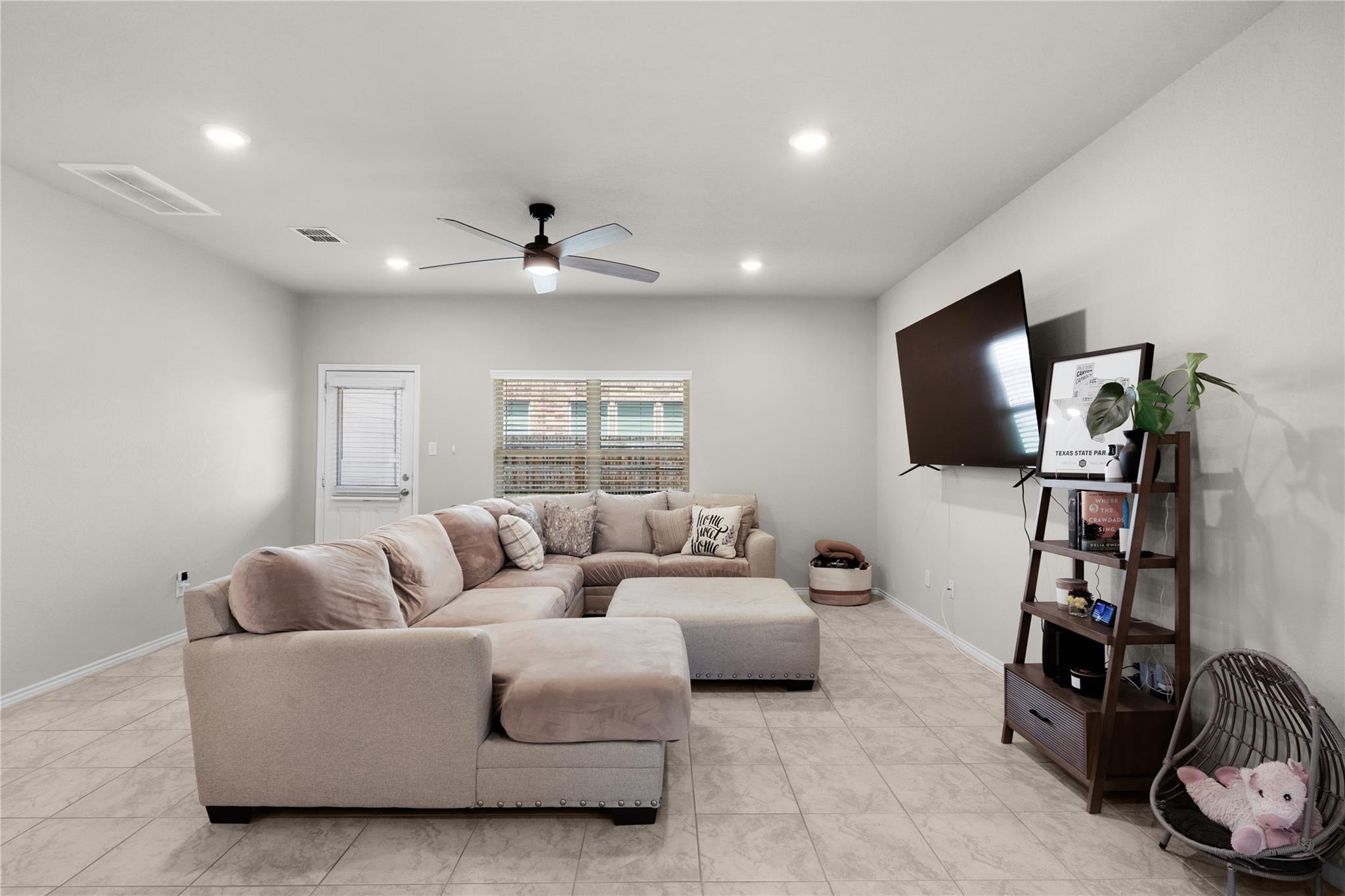 1027 Slight St Property Photo 11