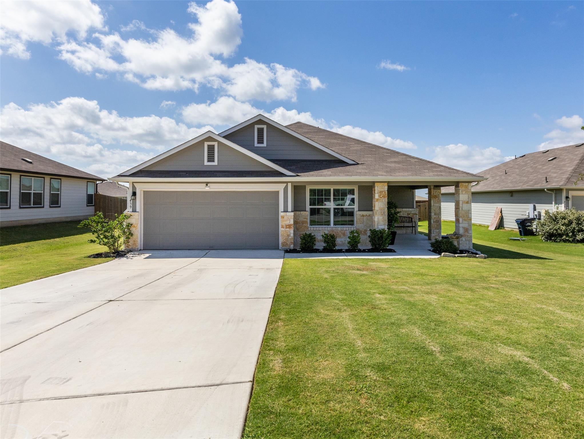 439 Hunter Loop Loop Property Photo 1