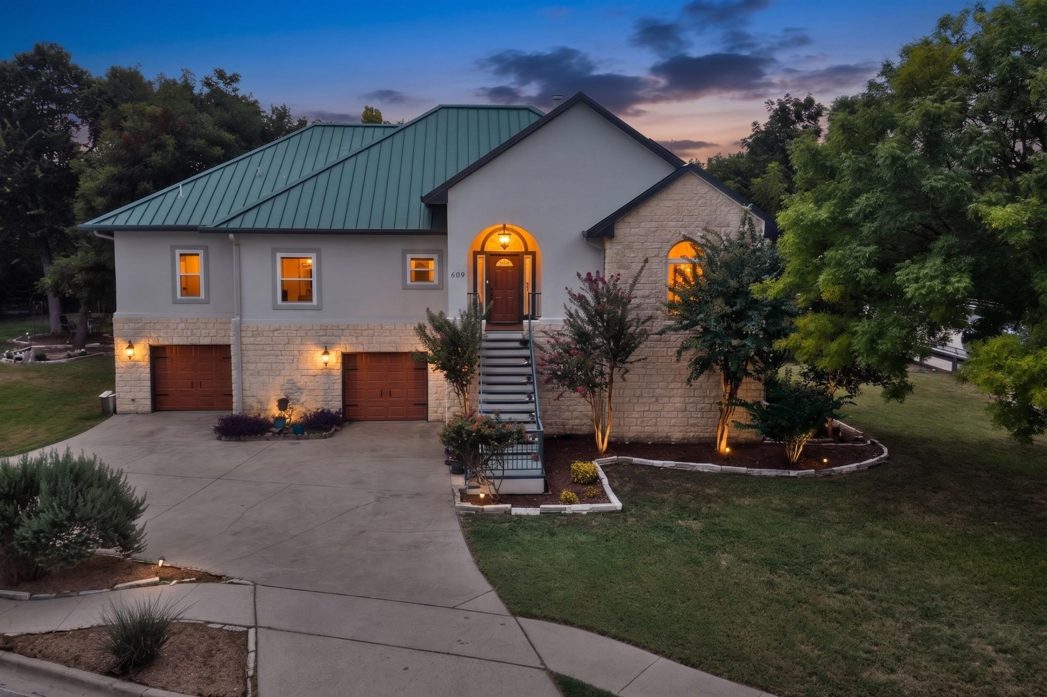 609 S Lake Creek Dr Property Photo