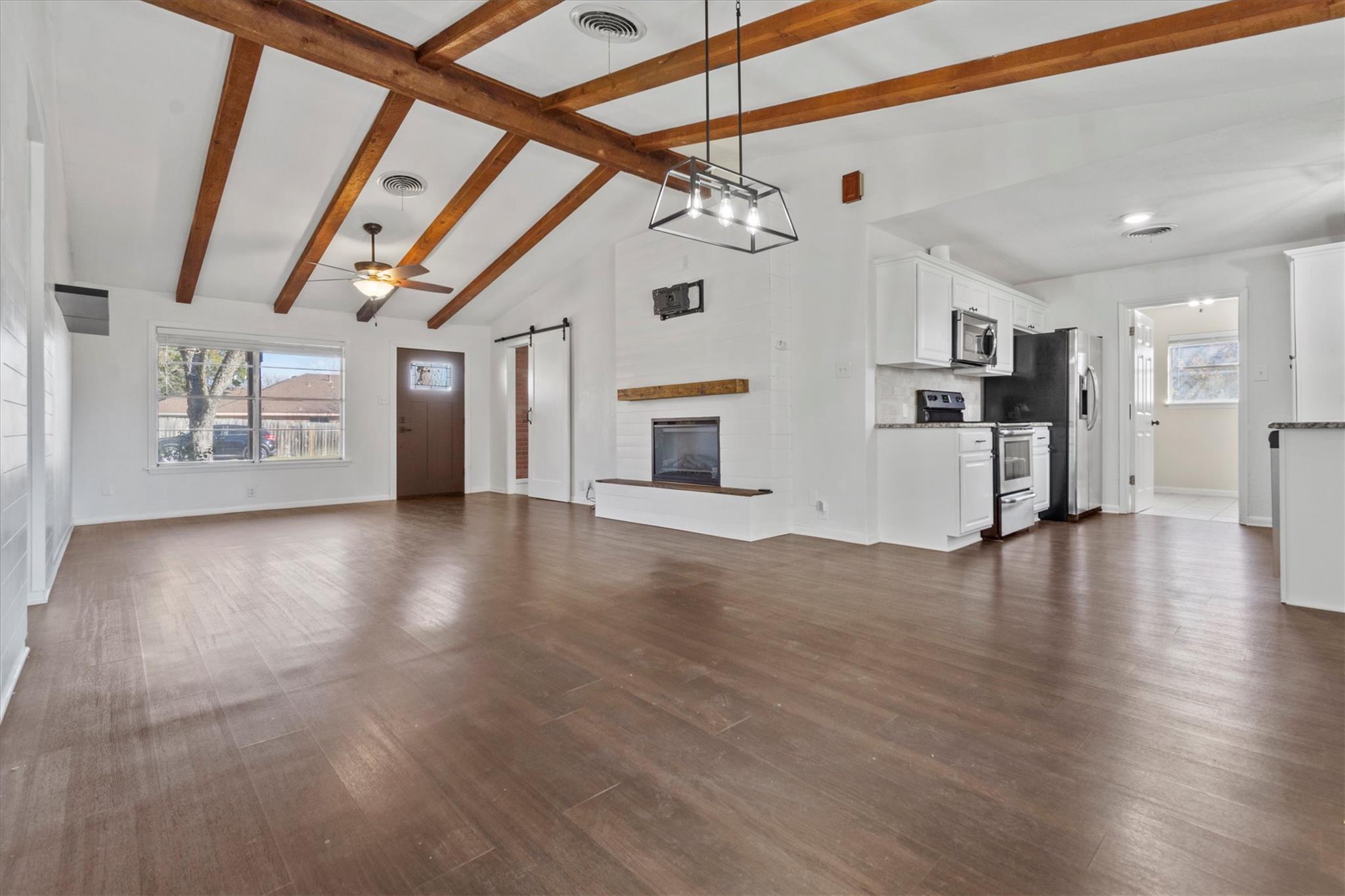 1806 Hutto Rd Property Photo 6