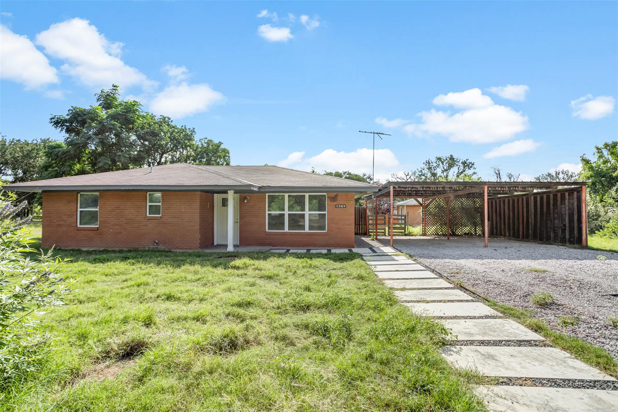 1708 Woodcrest Dr Property Photo 1
