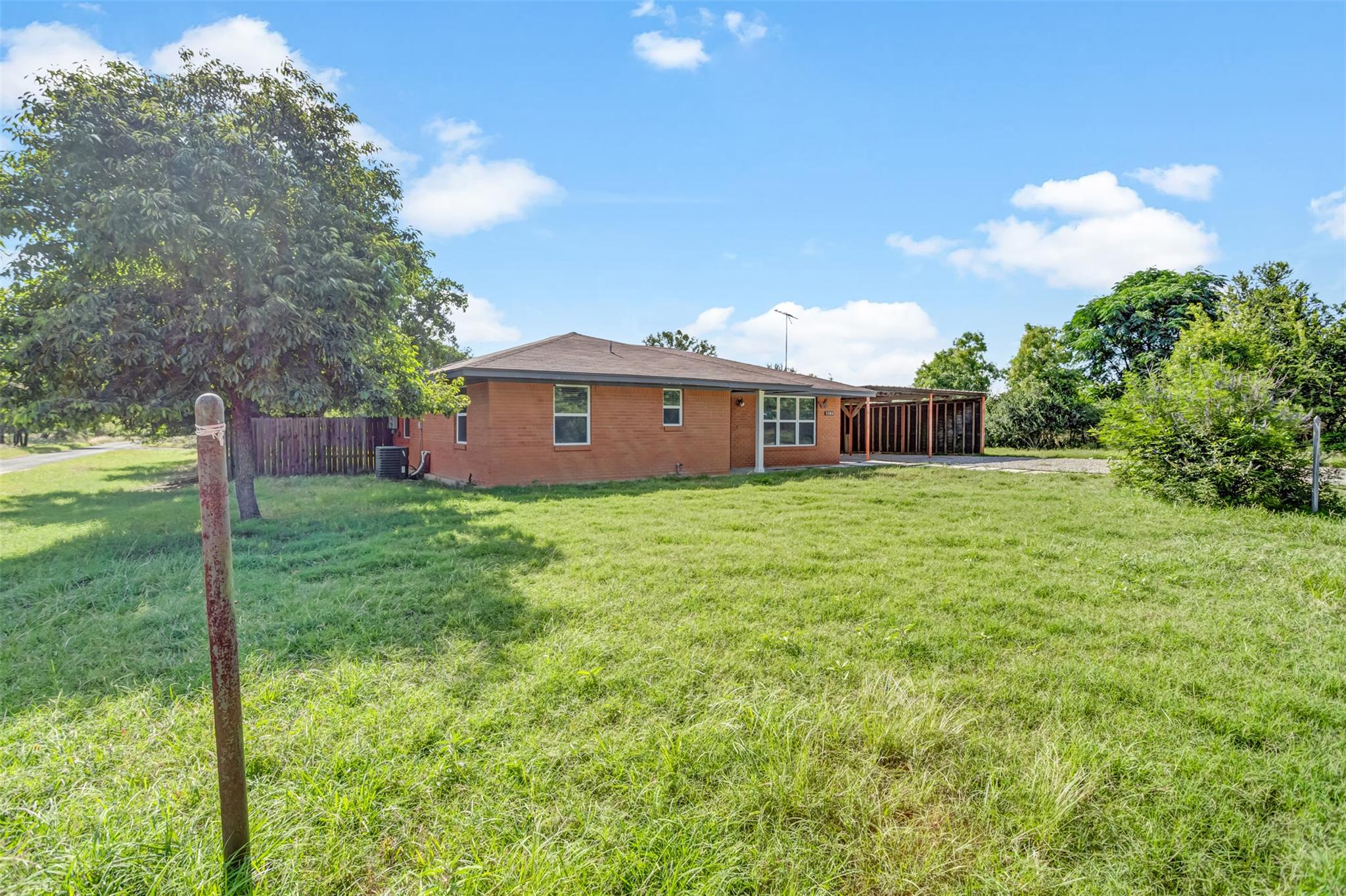 1708 Woodcrest Dr Property Photo 2