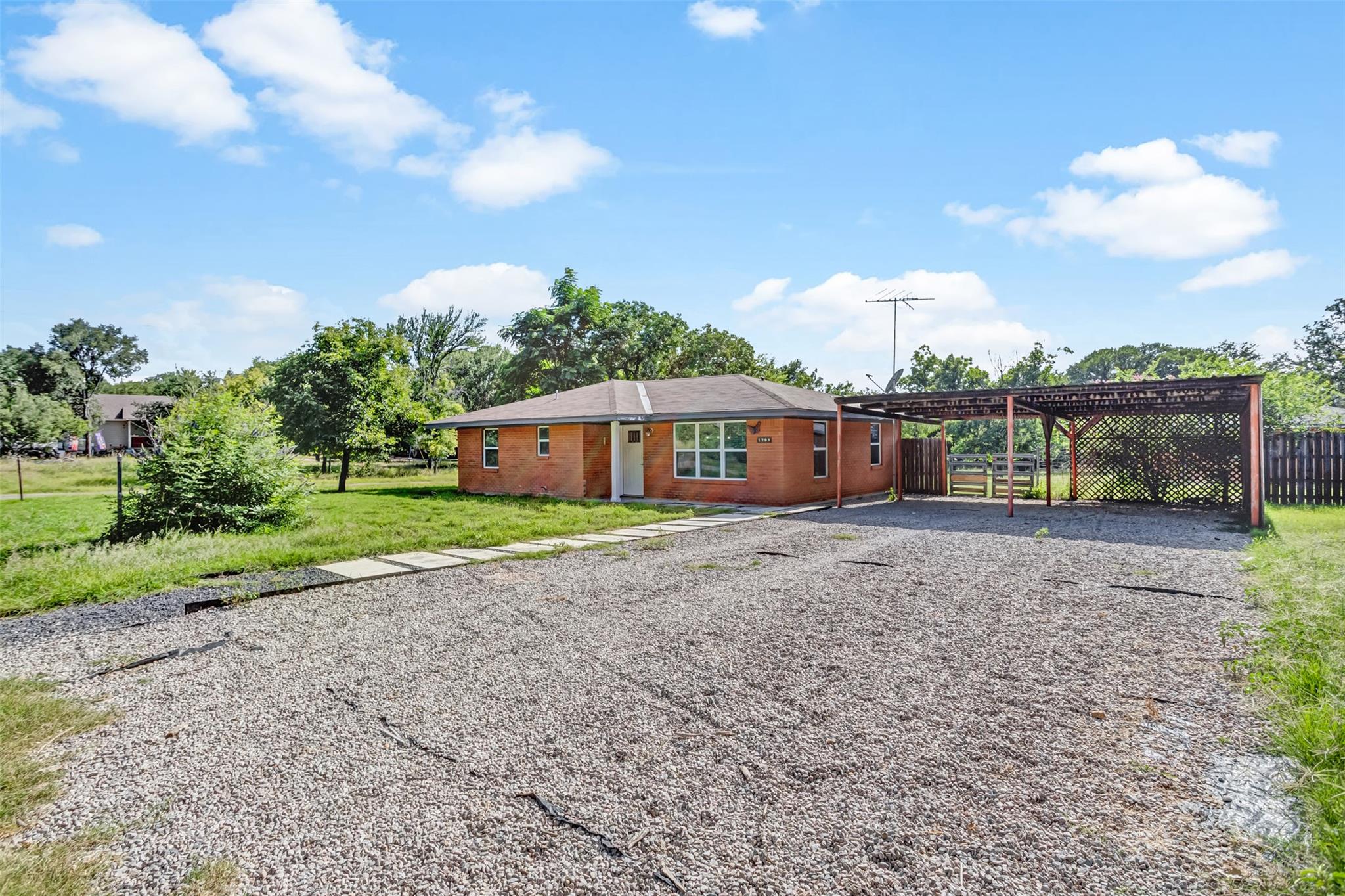 1708 Woodcrest Dr Property Photo 3