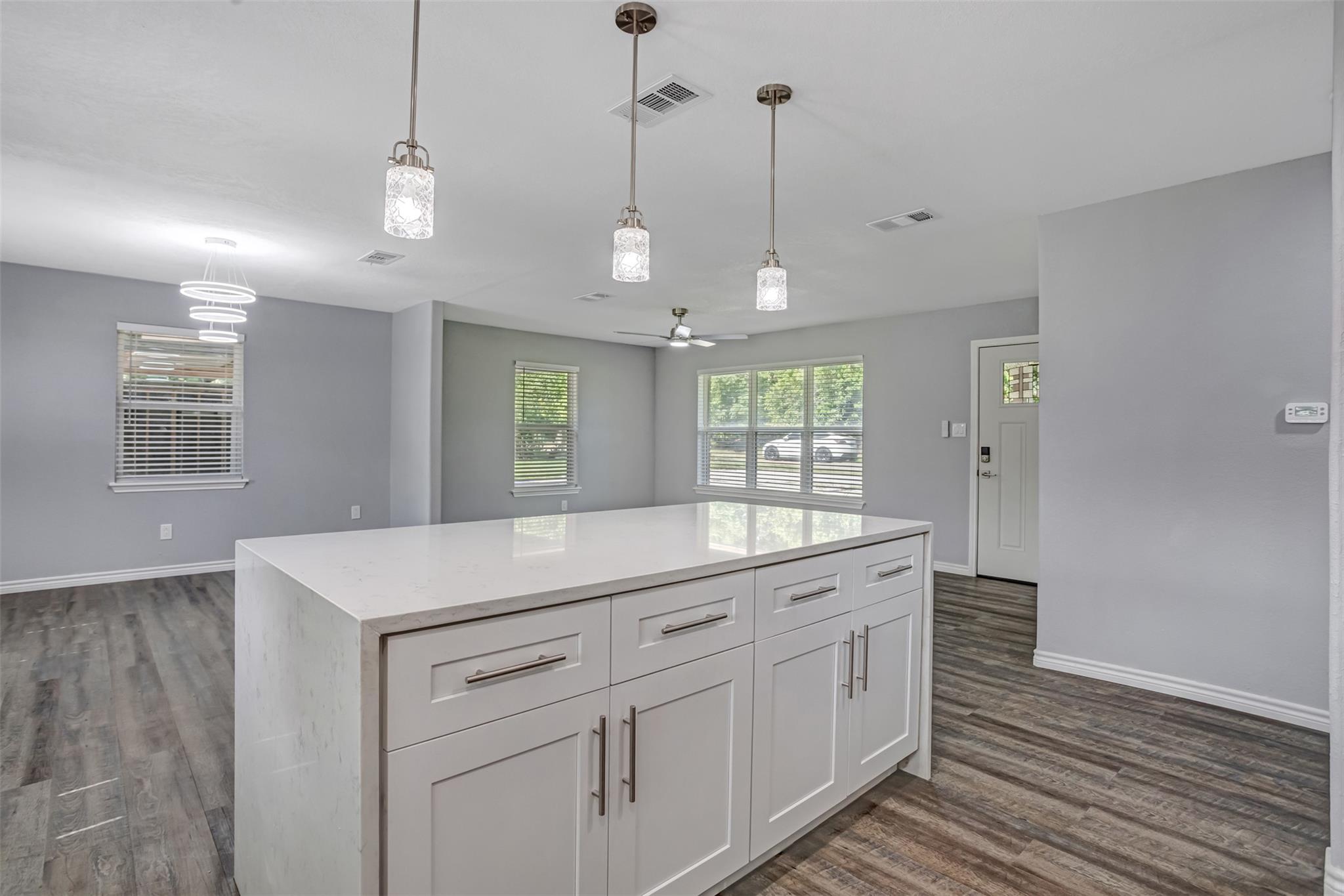 1708 Woodcrest Dr Property Photo 18