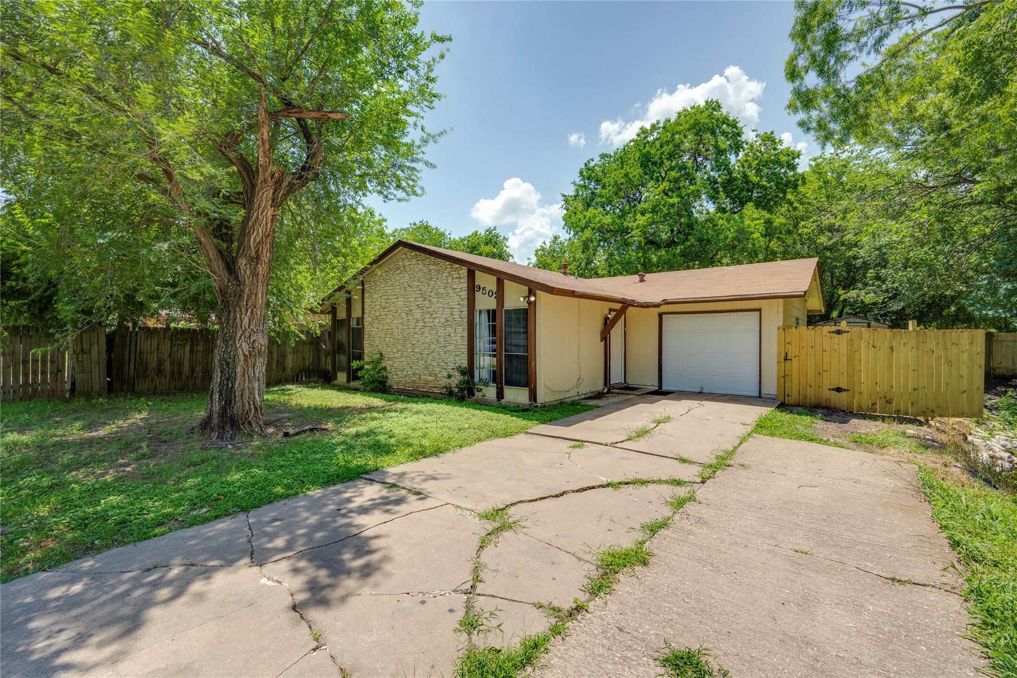 9502 NORTH CREEK Dr Property Photo 1