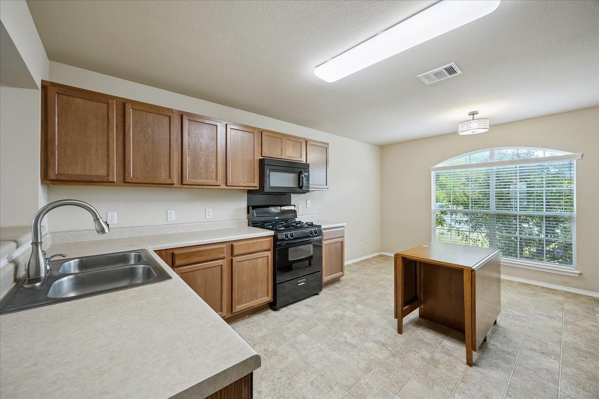 913 Remington Dr Property Photo 10