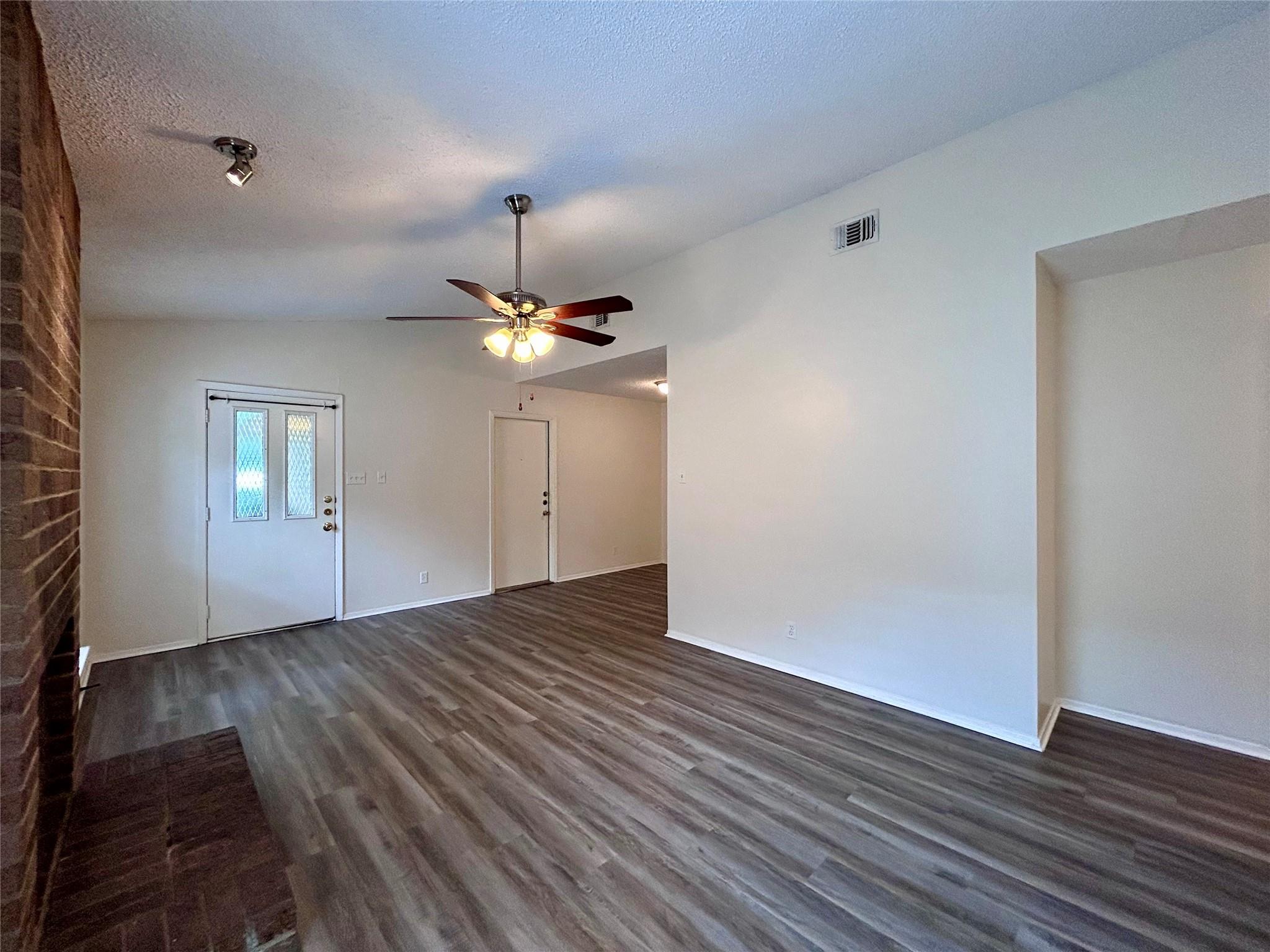 2103 Courtney St #b Property Photo 6
