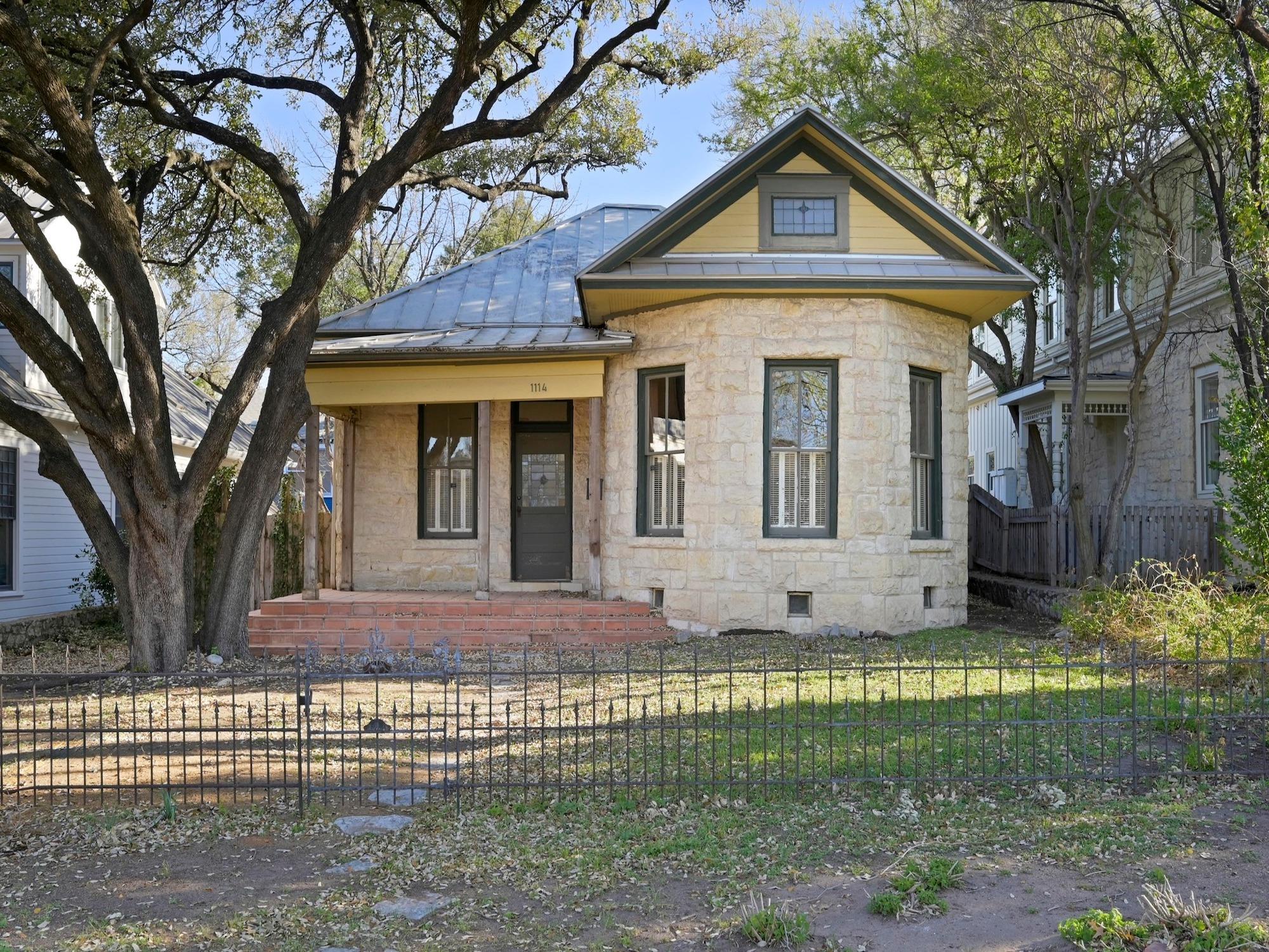 1114 W 10th St Property Photo