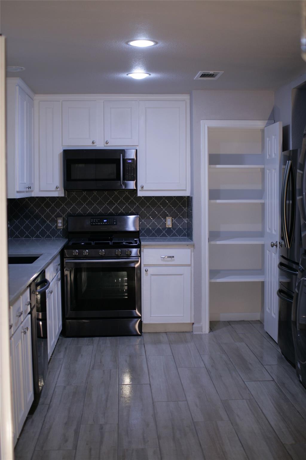 1413 Broadmoor Dr Property Photo 4