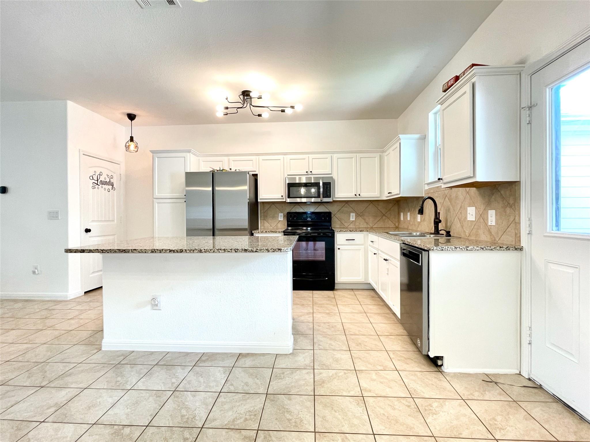 402 Crater Lake Dr Property Photo 4