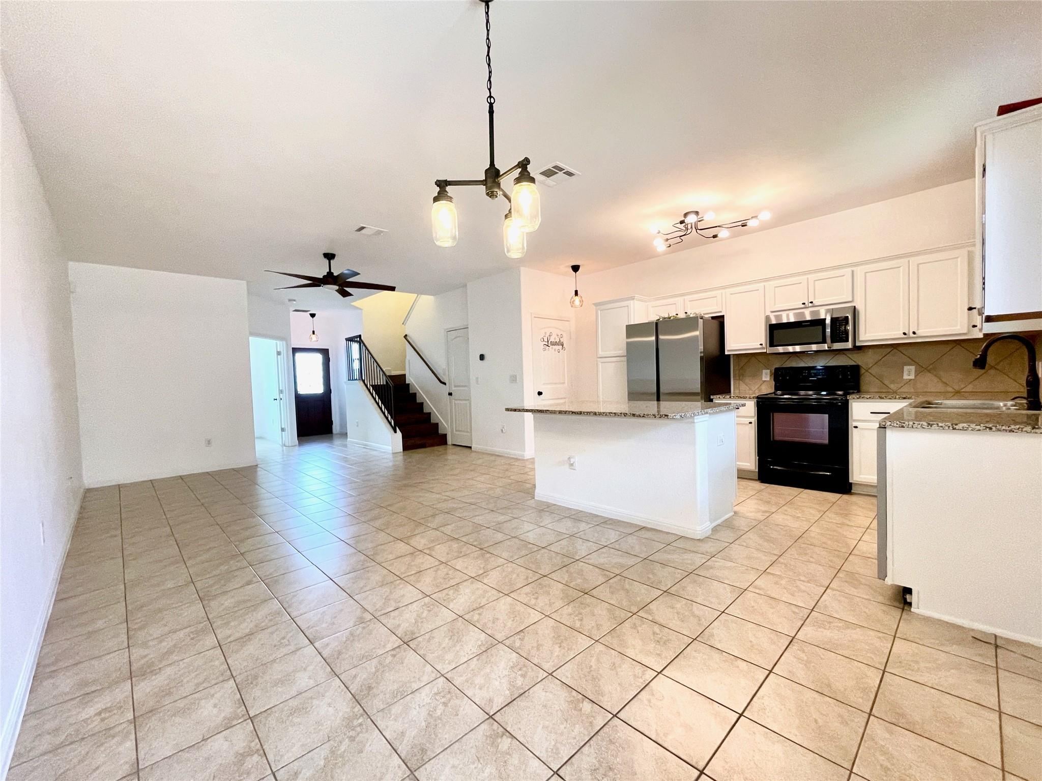 402 Crater Lake Dr Property Photo 10