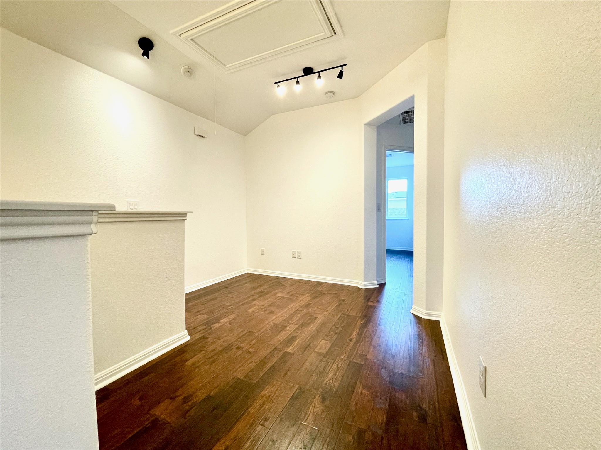 402 Crater Lake Dr Property Photo 18