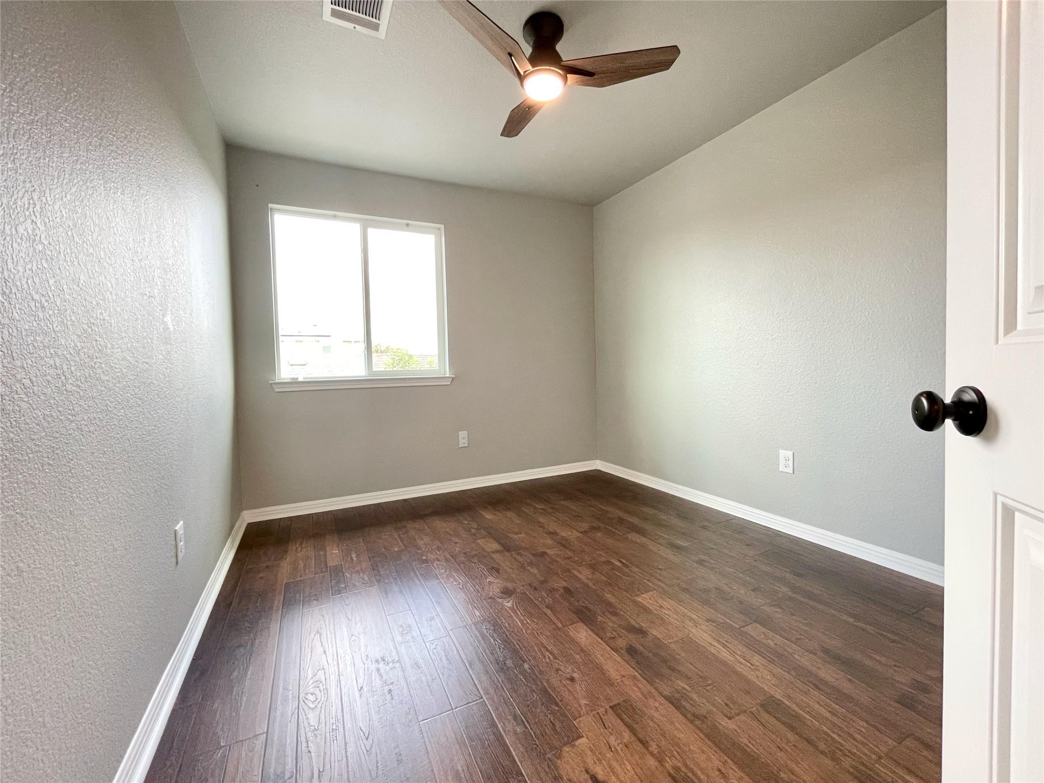 402 Crater Lake Dr Property Photo 26