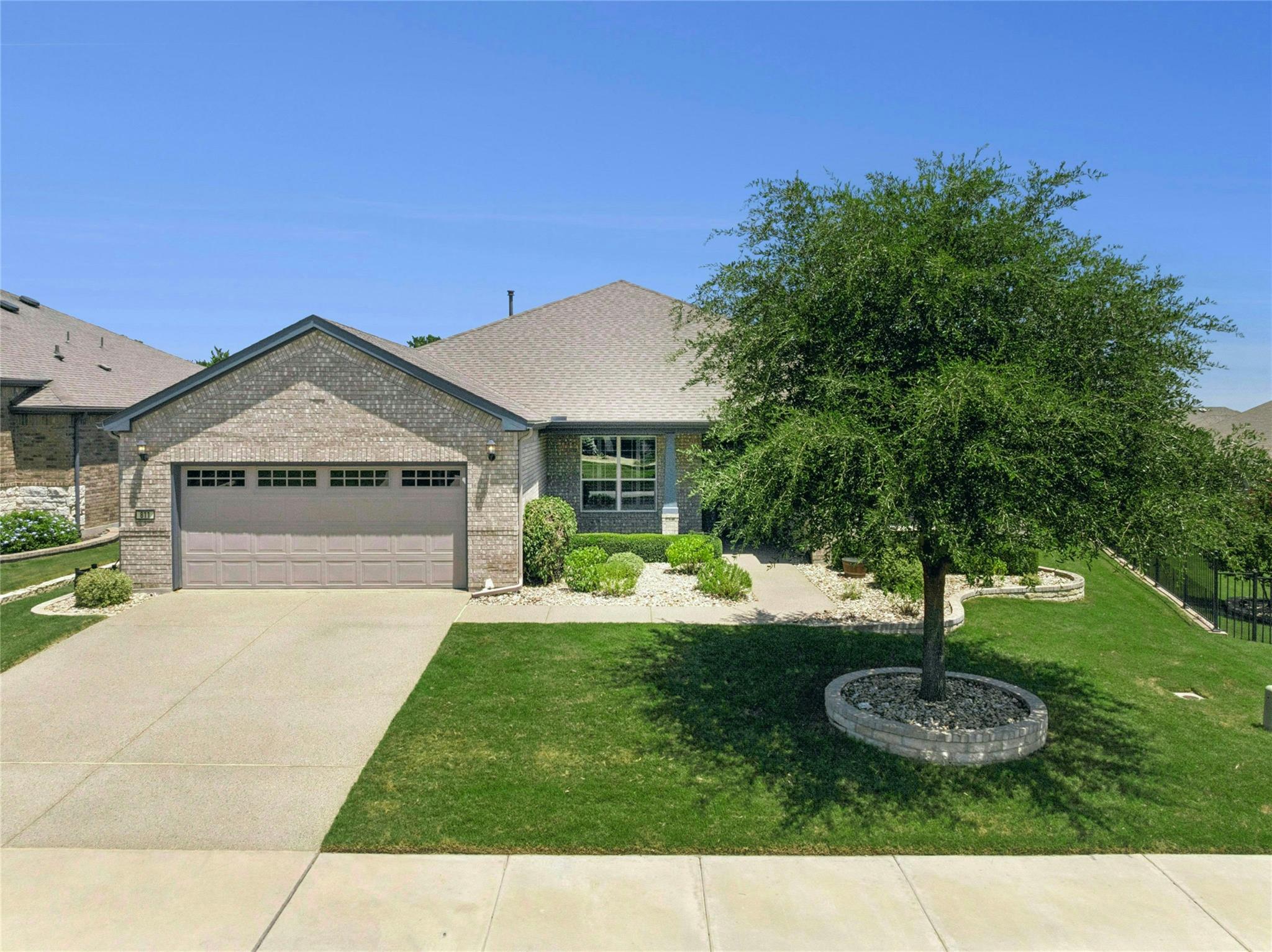 811 Holiday Creek Ln Property Photo 1