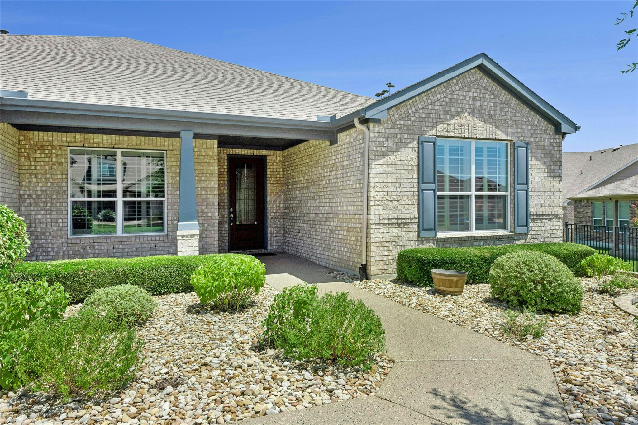 811 Holiday Creek Ln Property Photo 2