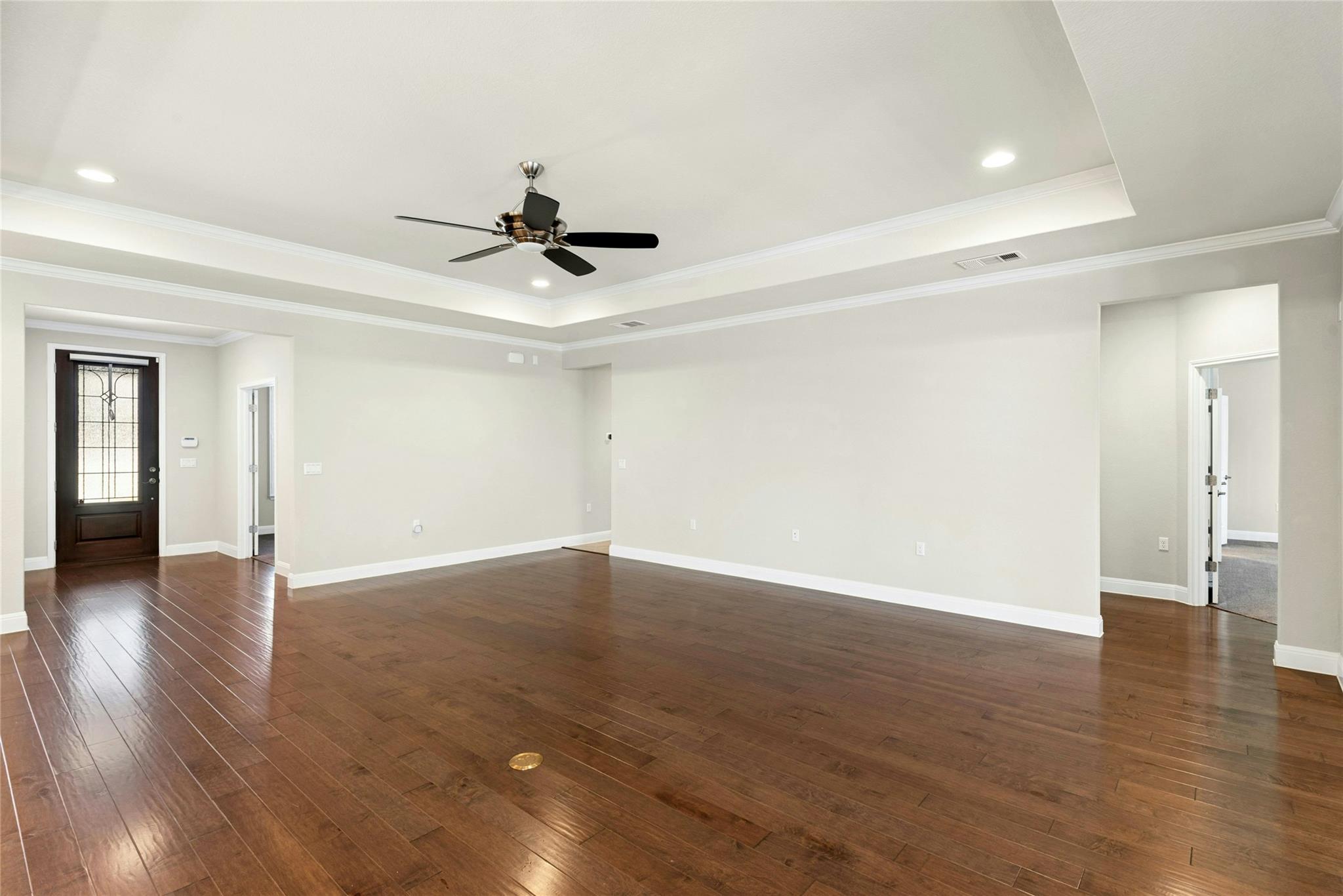 811 Holiday Creek Ln Property Photo 3