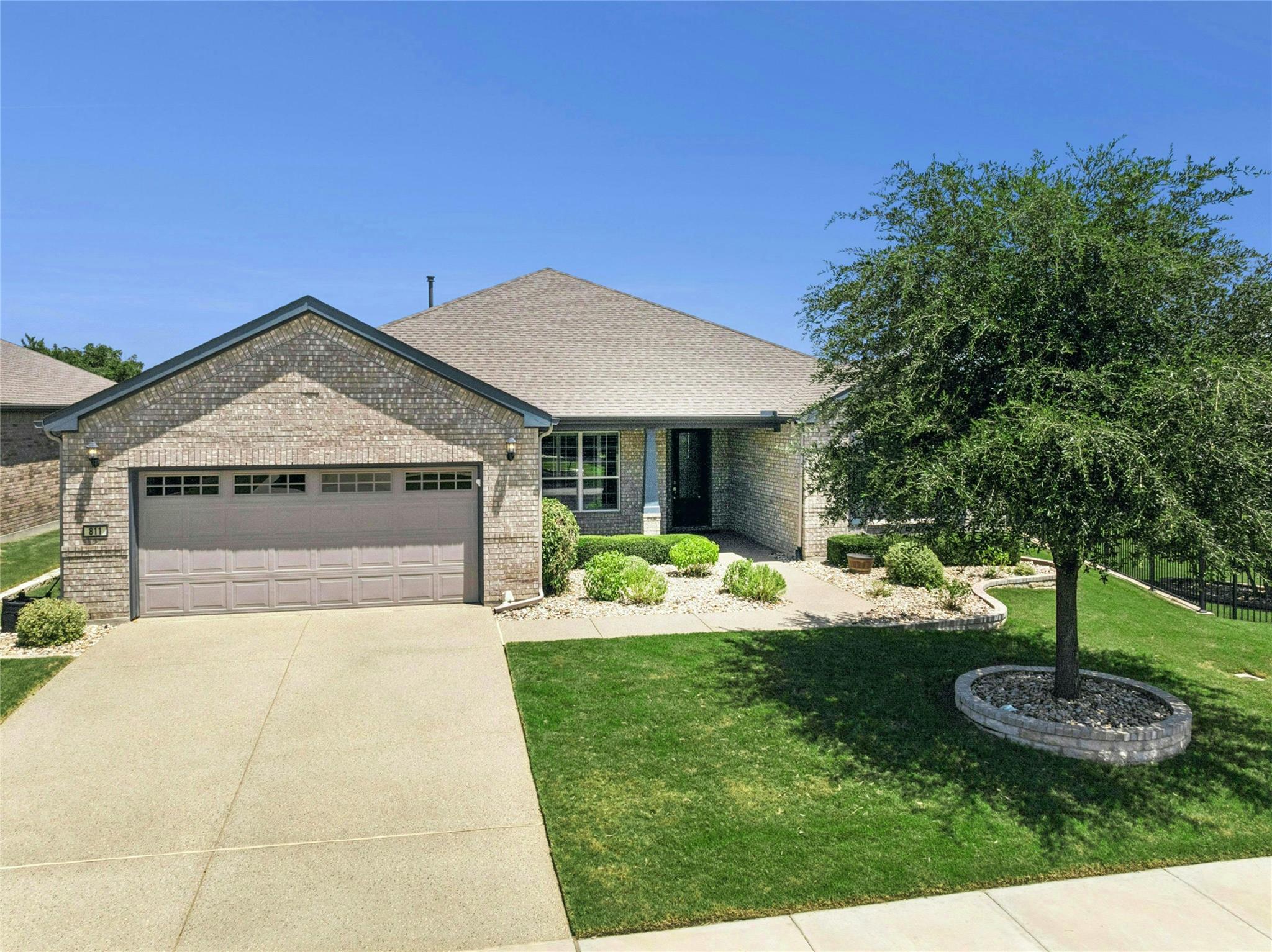 811 Holiday Creek Ln Property Photo 32