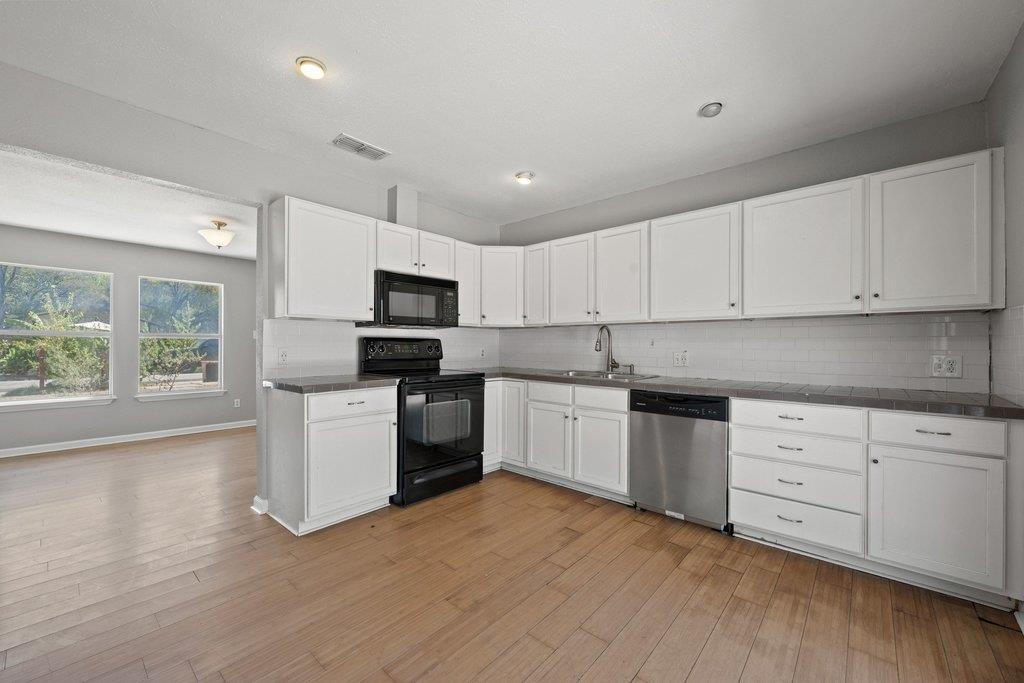1304 Lily Ter Property Photo 4