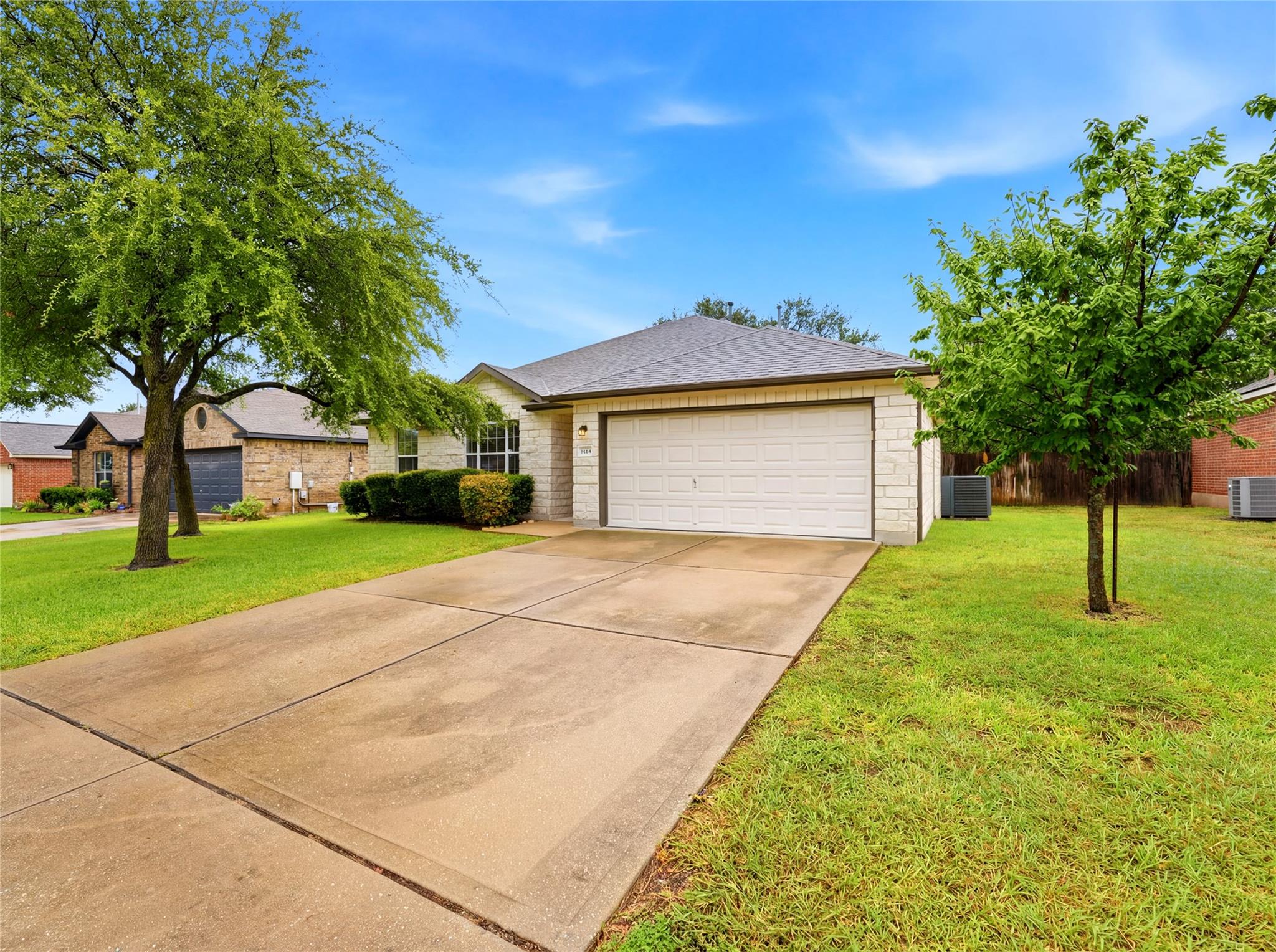 1004 Downridge Dr Property Photo 2