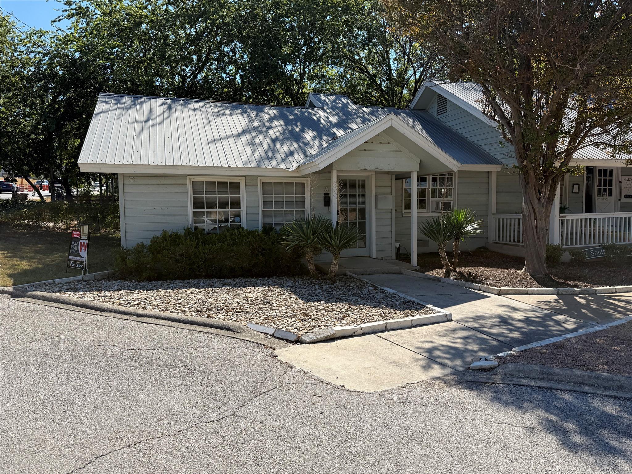 202 S Austin Ave #101 Property Photo 3