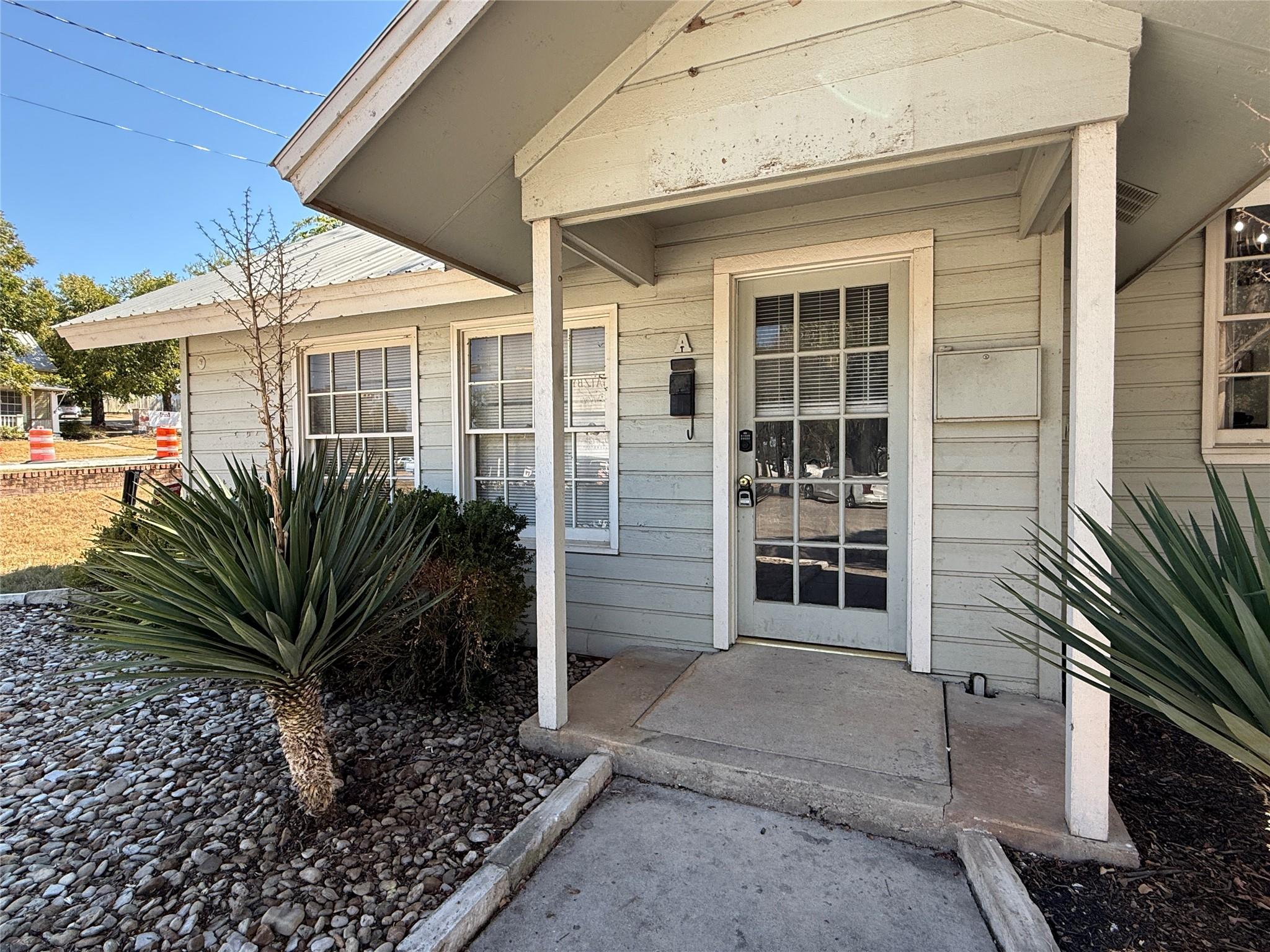 202 S Austin Ave #101 Property Photo 4