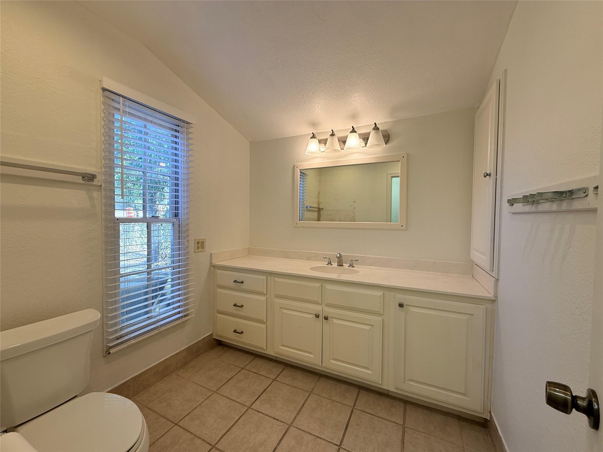 202 S Austin Ave #101 Property Photo 17