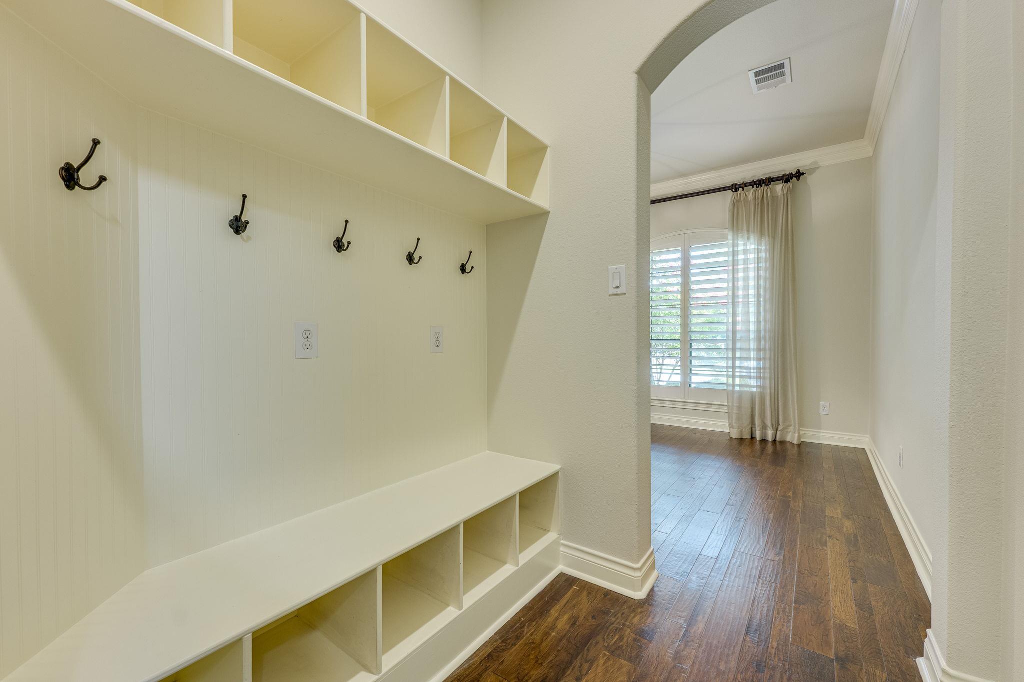 1005 Lakewood Hills Ter Property Photo 12