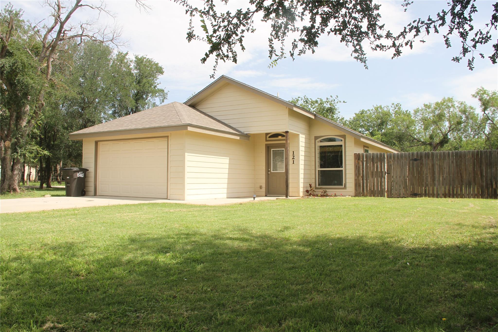 121 Bluebonnet Dr Property Photo 1