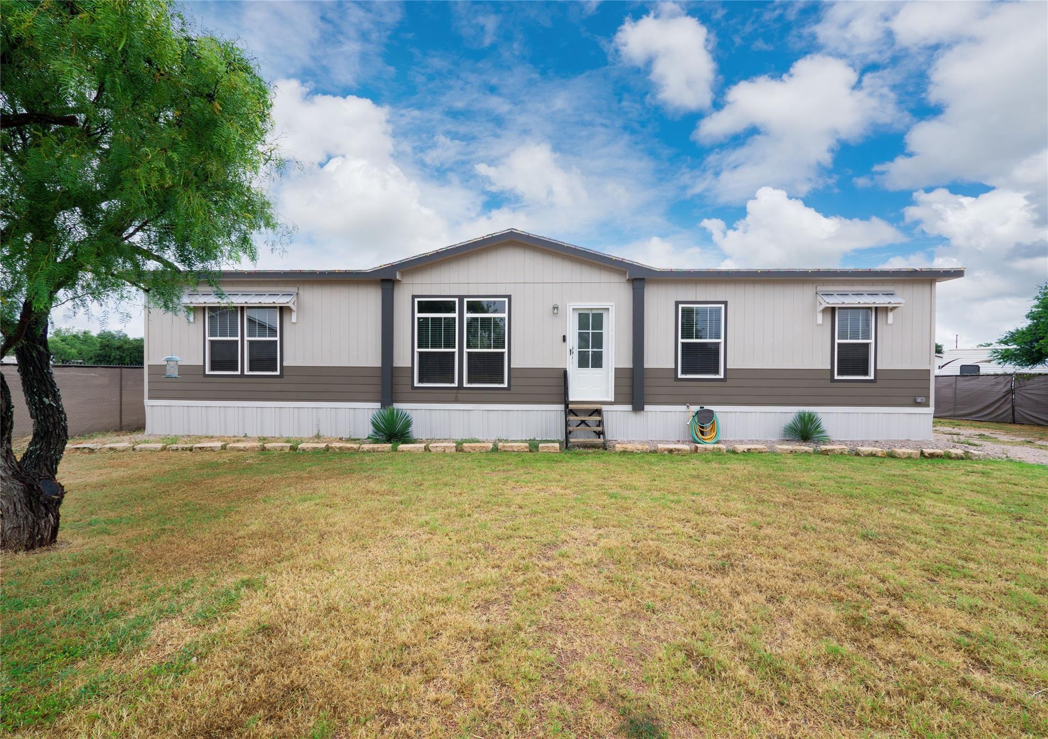 1106 Hi Line Dr Property Photo 2