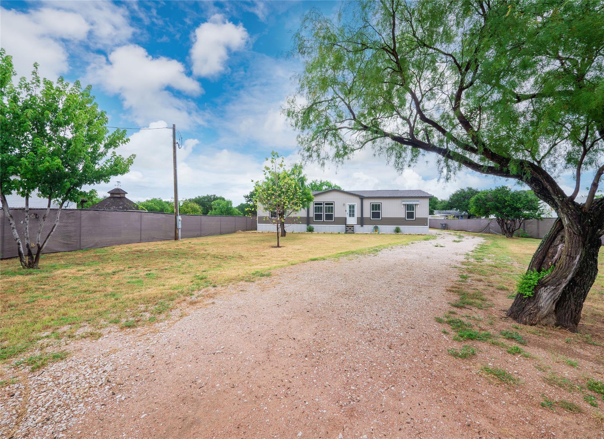 1106 Hi Line Dr Property Photo 3