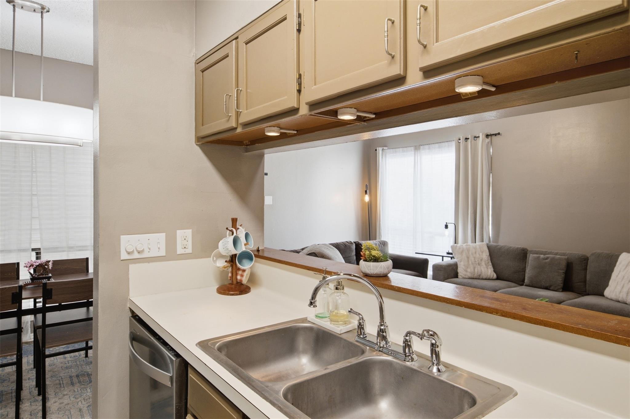 908 Poplar St #206 Property Photo 10