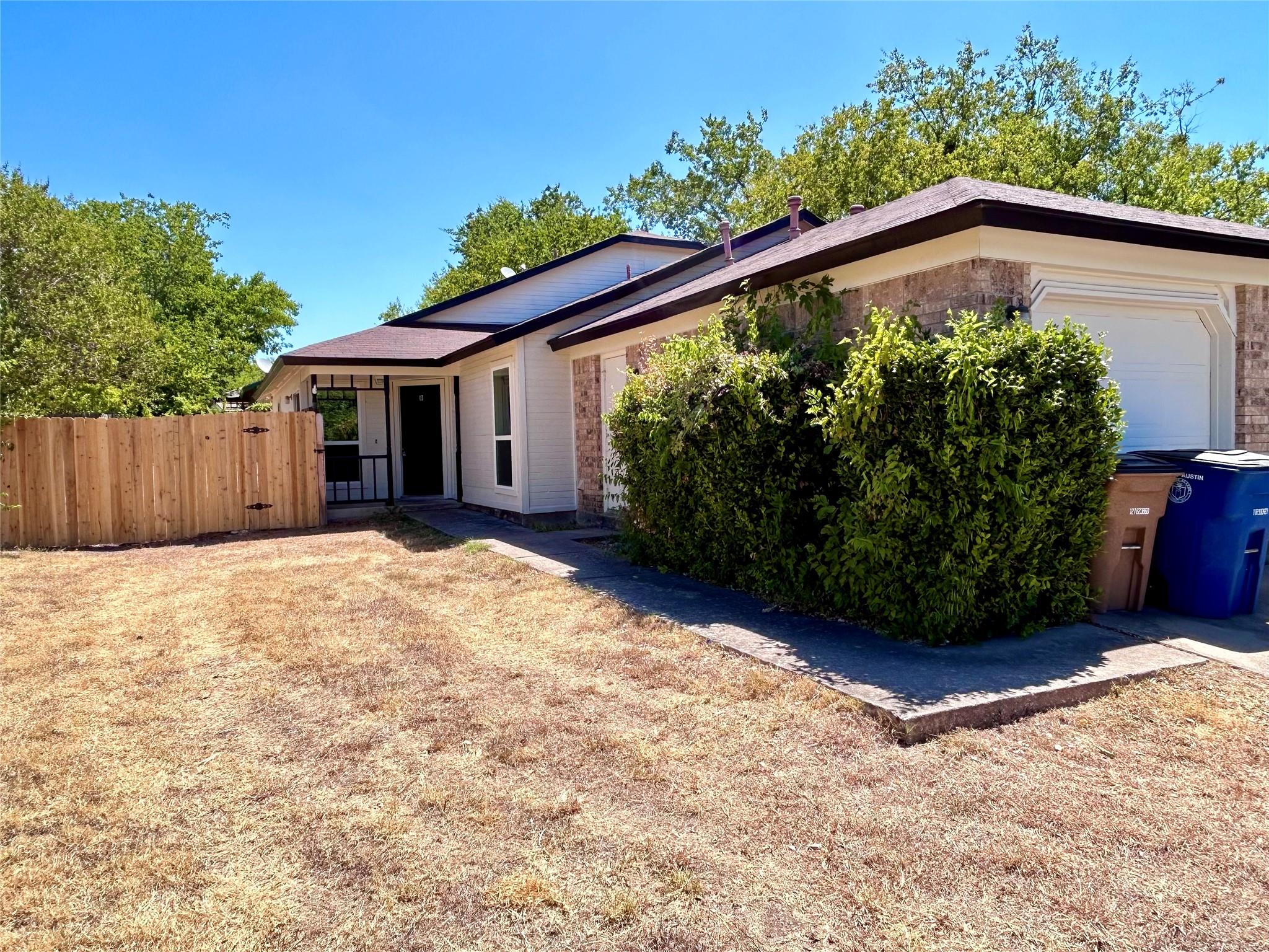 2112 Cedar Bend Dr Property Photo 1