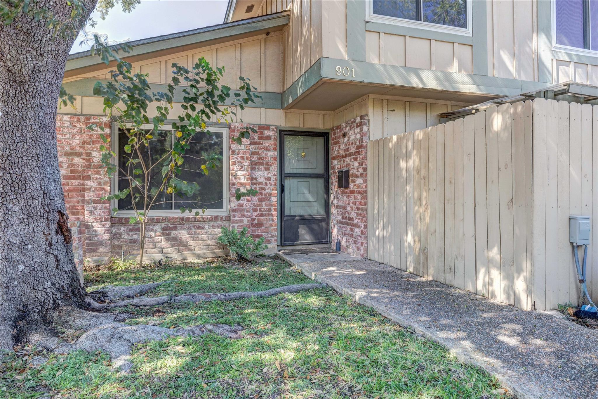 901 E Village Ln Property Photo