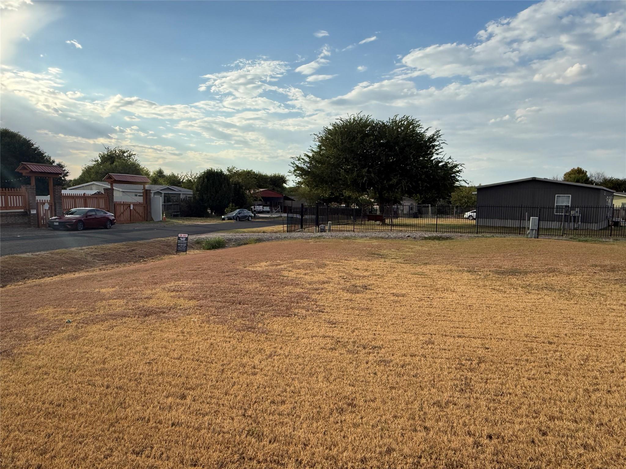 109 Cross Meadow Cv Property Photo 2