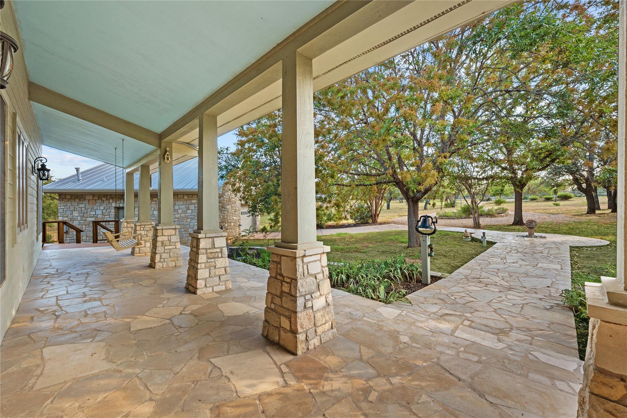 1118 Rustic Ln Property Photo 4