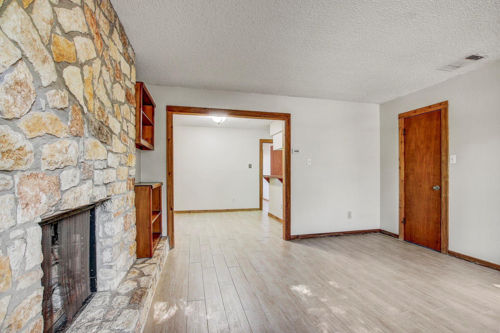 104 S Laurelwood Dr #b Property Photo 6