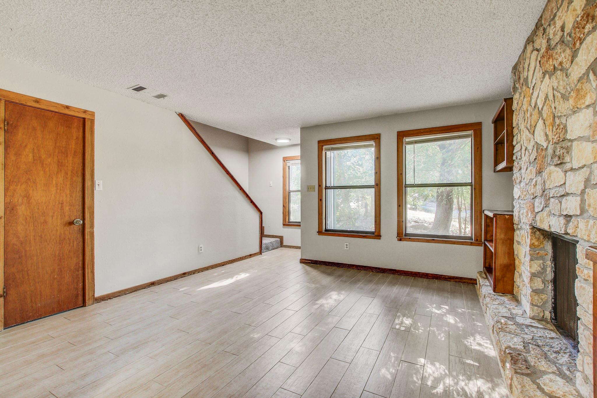 104 S Laurelwood Dr #b Property Photo 7