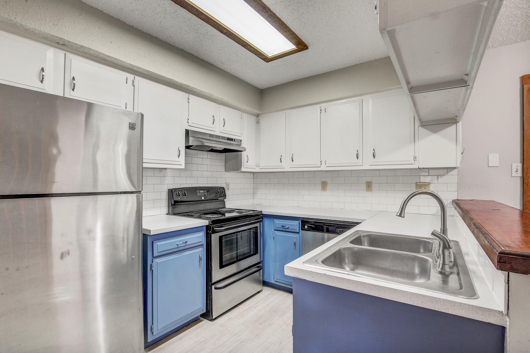 104 S Laurelwood Dr #b Property Photo 12