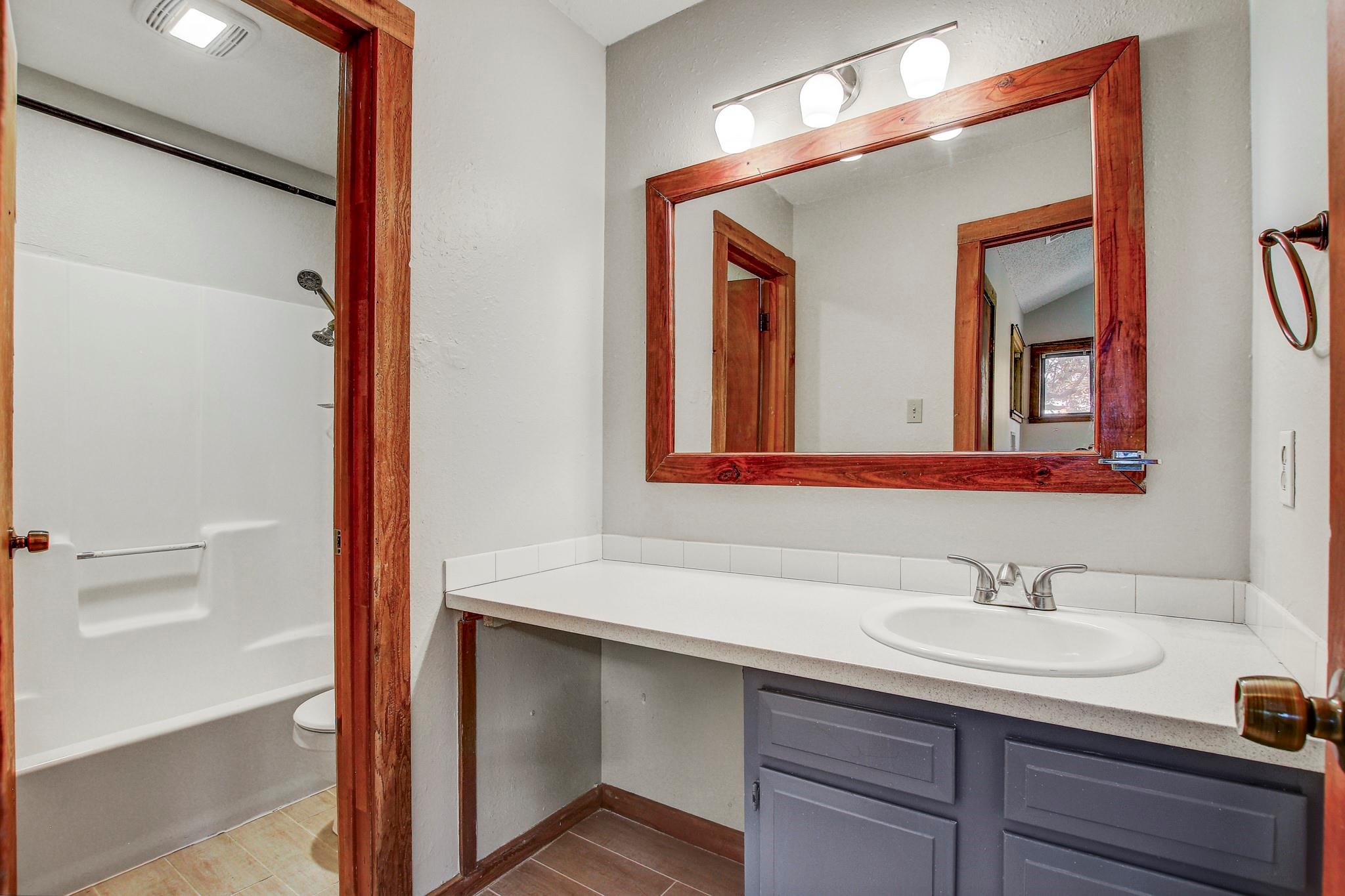 104 S Laurelwood Dr #b Property Photo 16