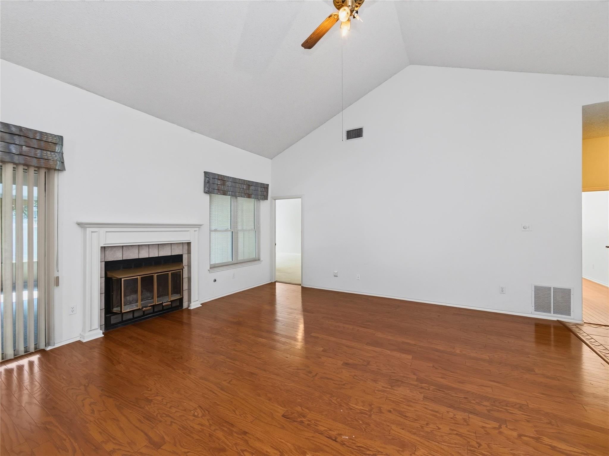 14607 Sandy Side Dr Property Photo 4