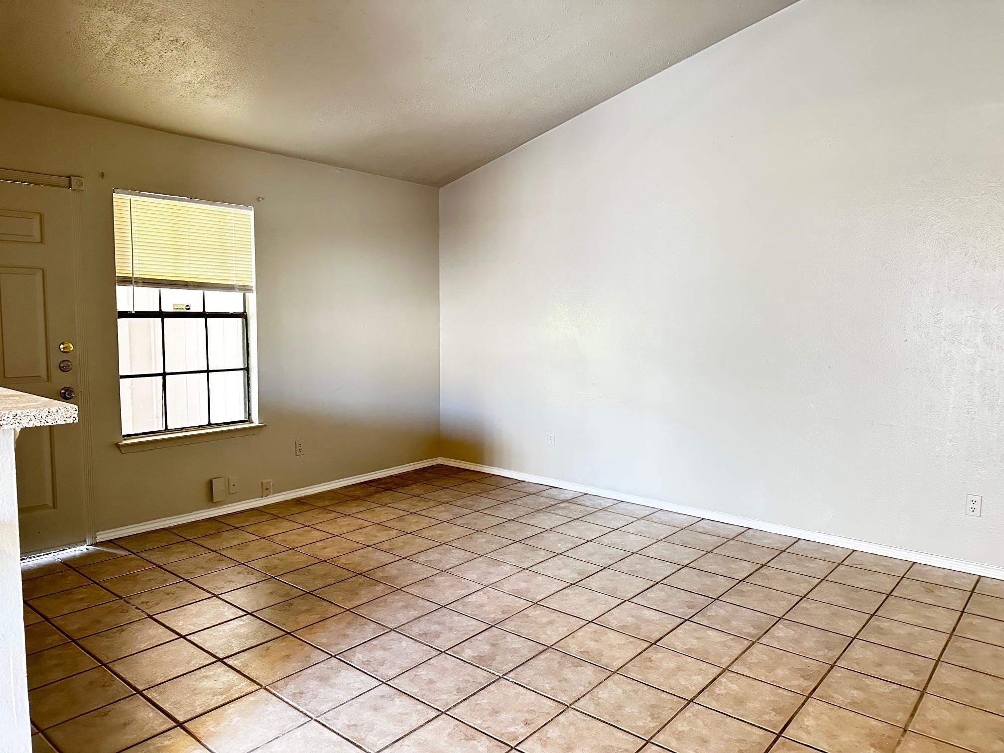 1102 Hickory Grove Dr Property Photo 3
