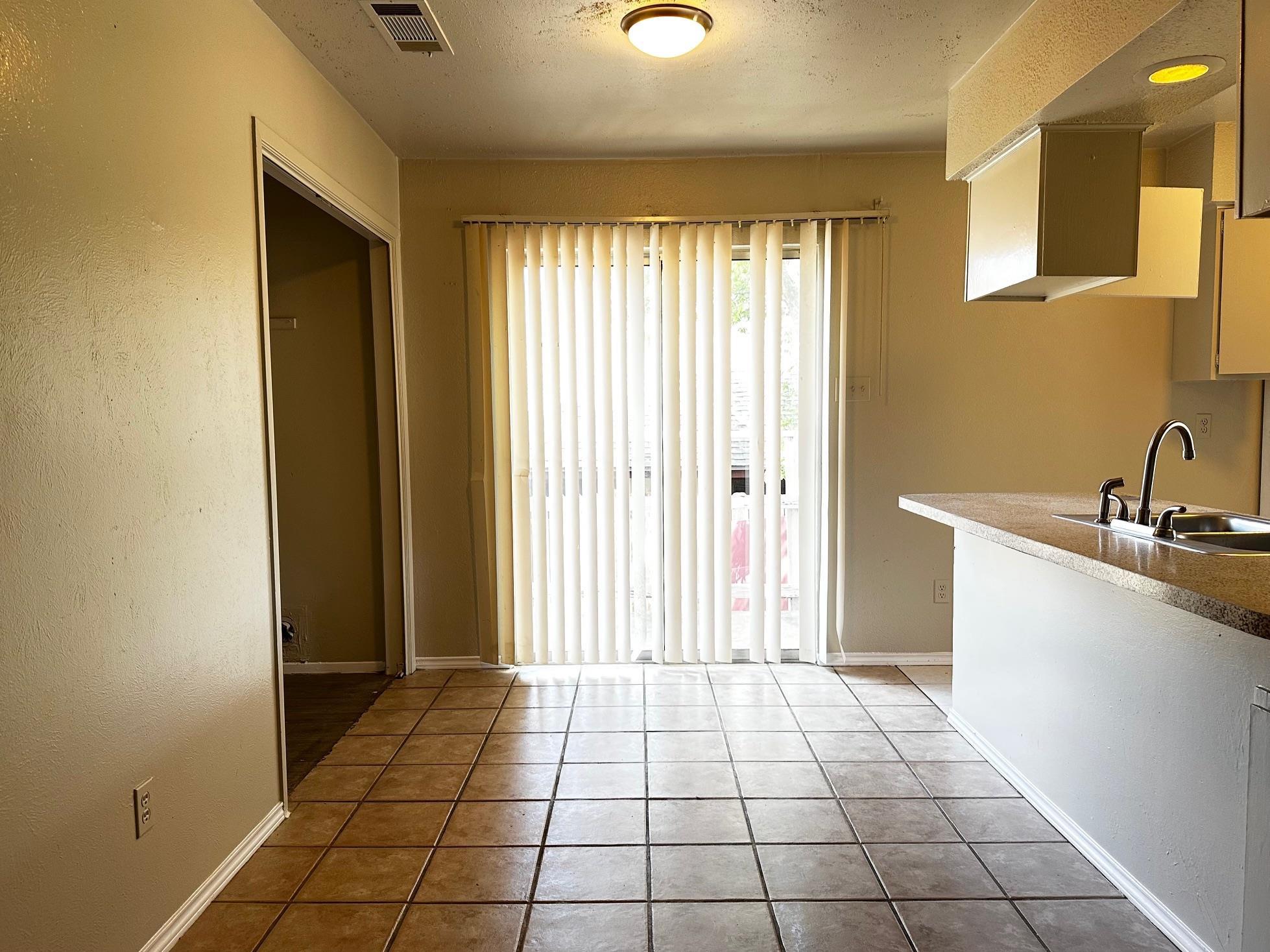 1102 Hickory Grove Dr Property Photo 4